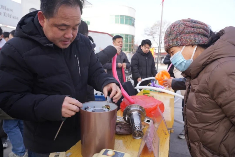 Rongsheng uses welding to help neighbors fix appliances