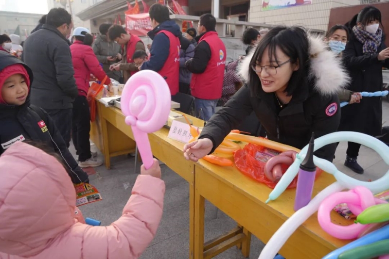 Rongsheng gave the balloons to the residents.